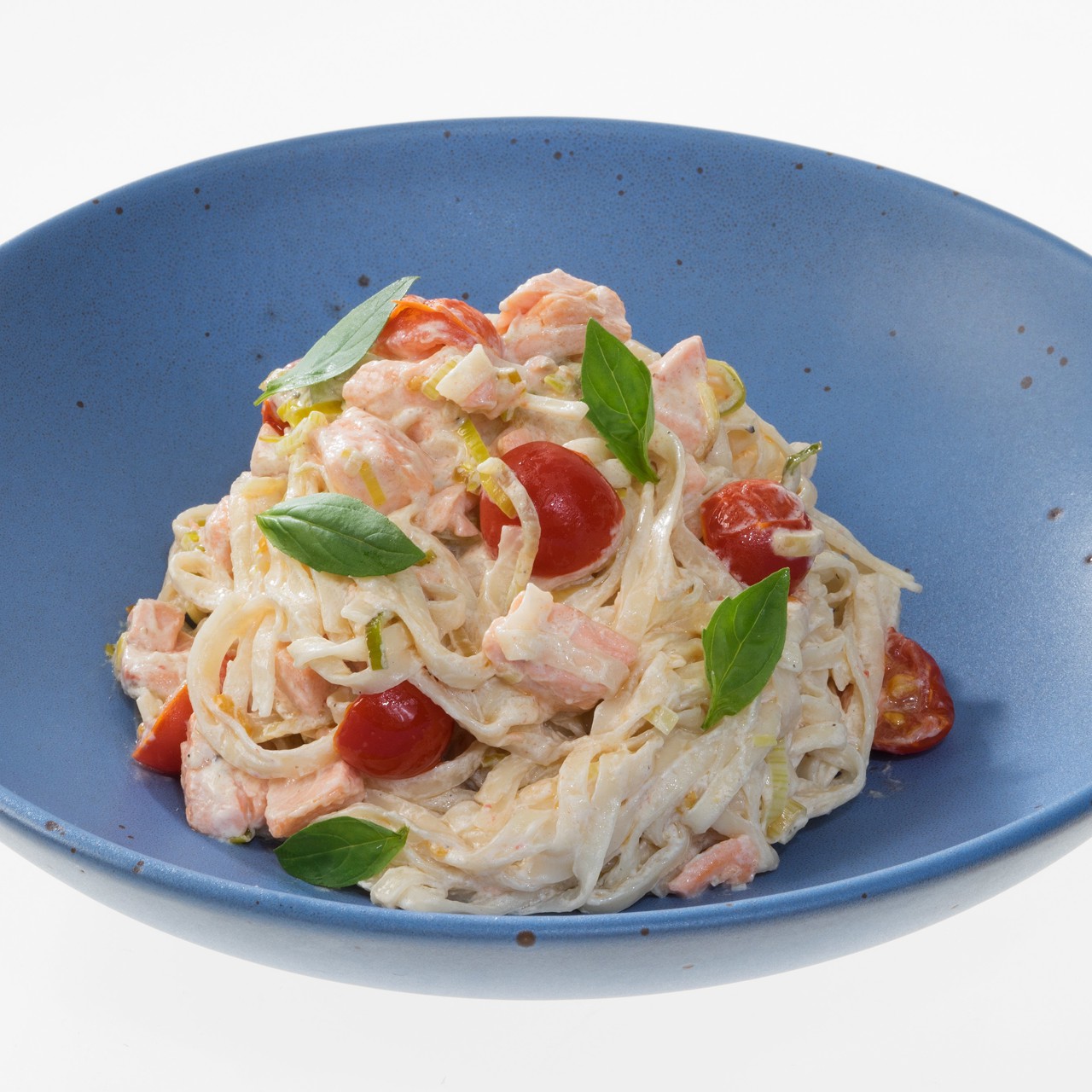 Пшеничная лапша с лососем и сливочным сыром