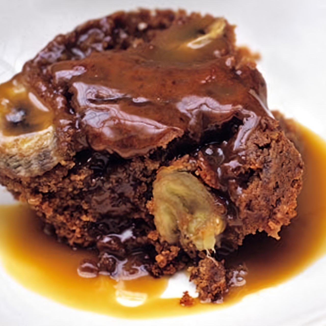 Банановый пудинг с карамельным соусом и финиками