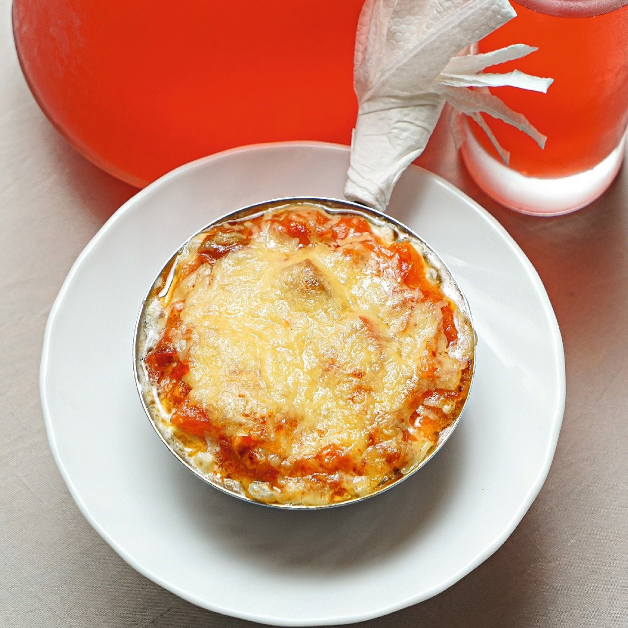 Пулярда, запеченная с помидорами