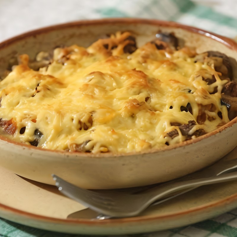 Рагу из баклажанов с говядиной под сырной корочкой