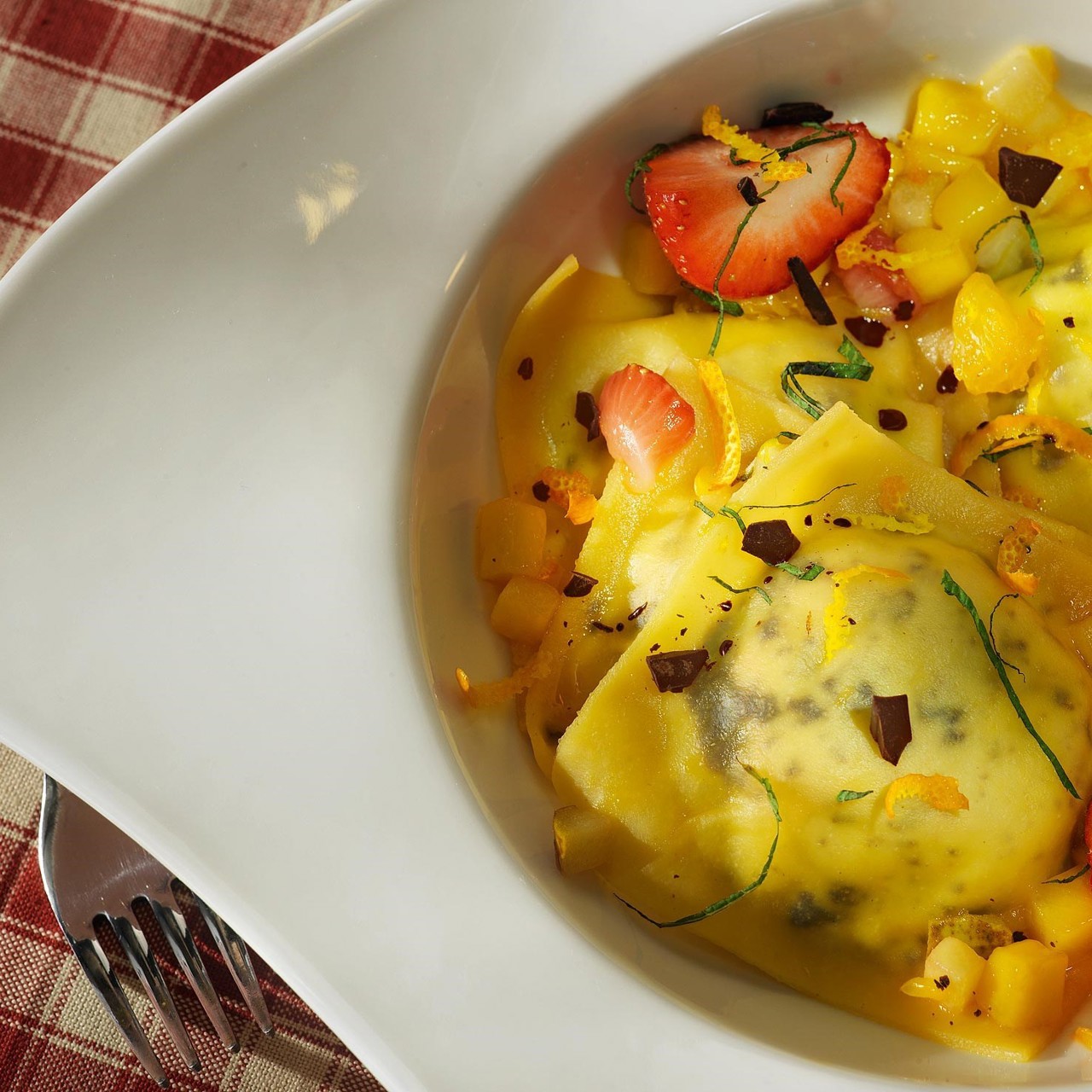 Равиоли с рикоттой в апельсиновом соусе с фрикасе из фруктов