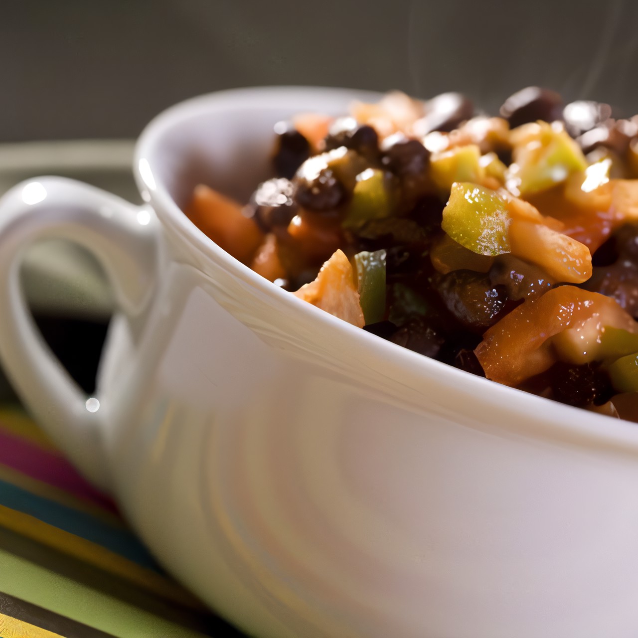 Разноцветный салат с черной фасолью и лаймовым винегретом