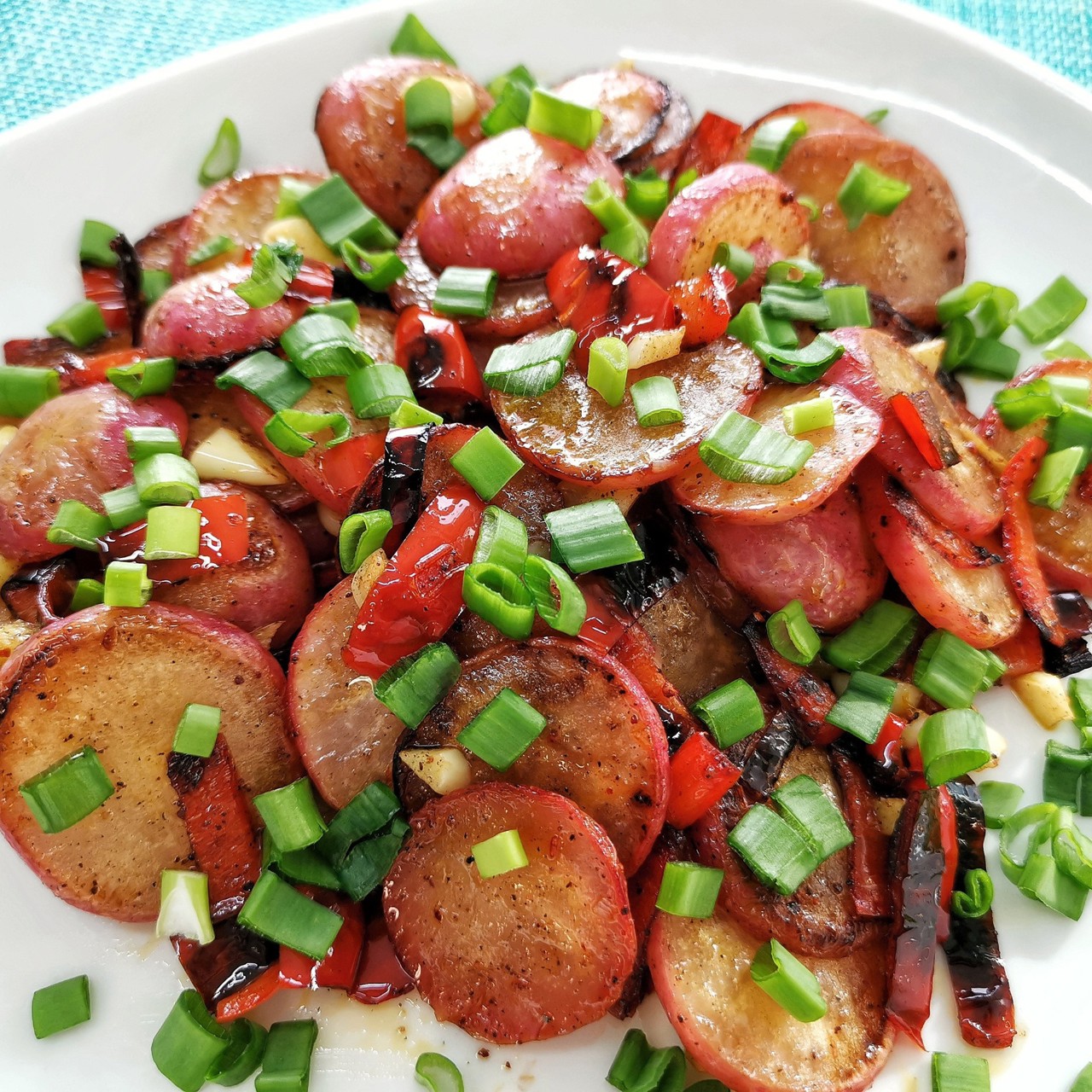 Редис, жаренный с чесноком