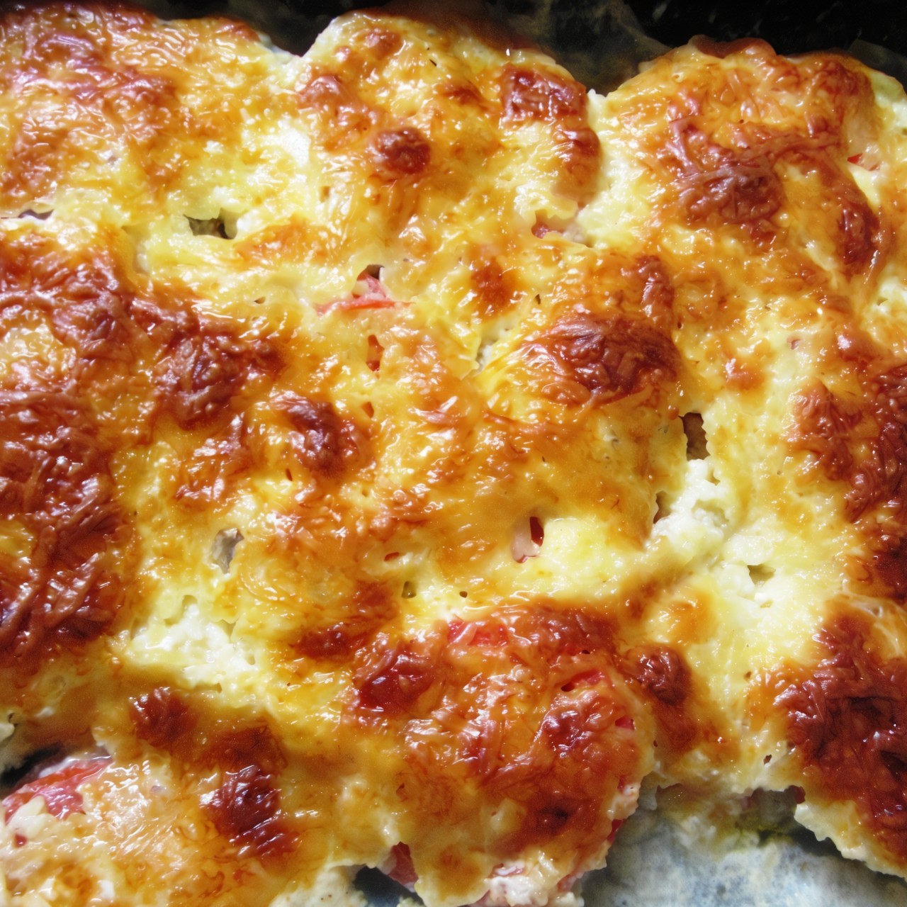 Рыба, запеченная с помидорами и сыром