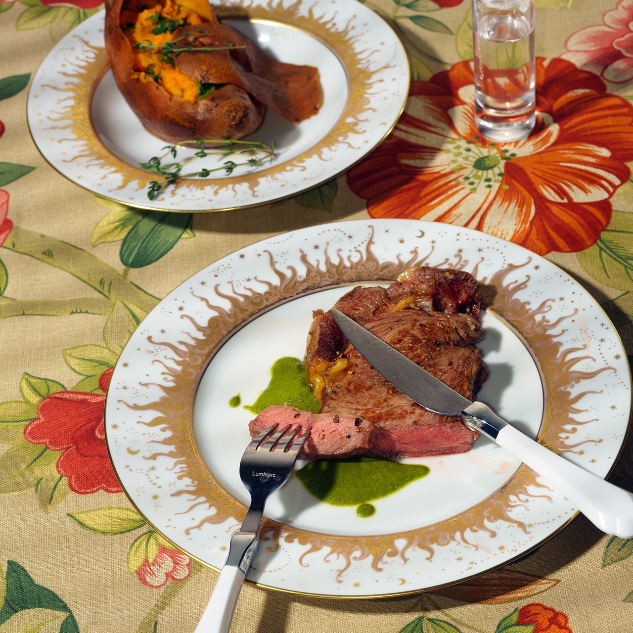 Рибай с бататом и соусом чимичурри