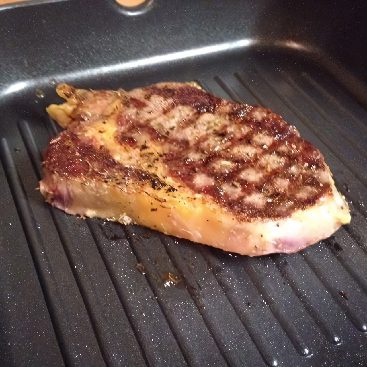 Рибай-стейк с картофельным пюре и сливочно-грибным соусом из сморчков