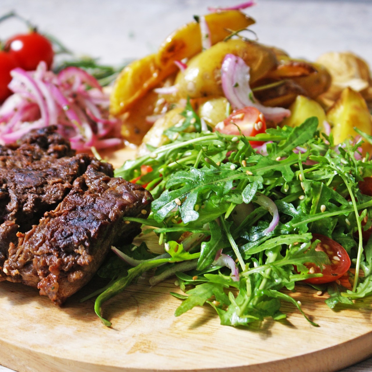 Рибай с гарниром из рукколы