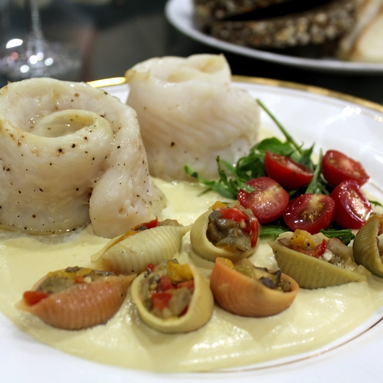 Рыбные рулеты с соусом сабайон из сладкой кукурузы и фаршированные мини-конкильони