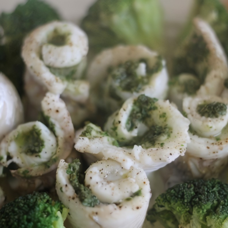 Рыбные рулетики с зеленым соусом