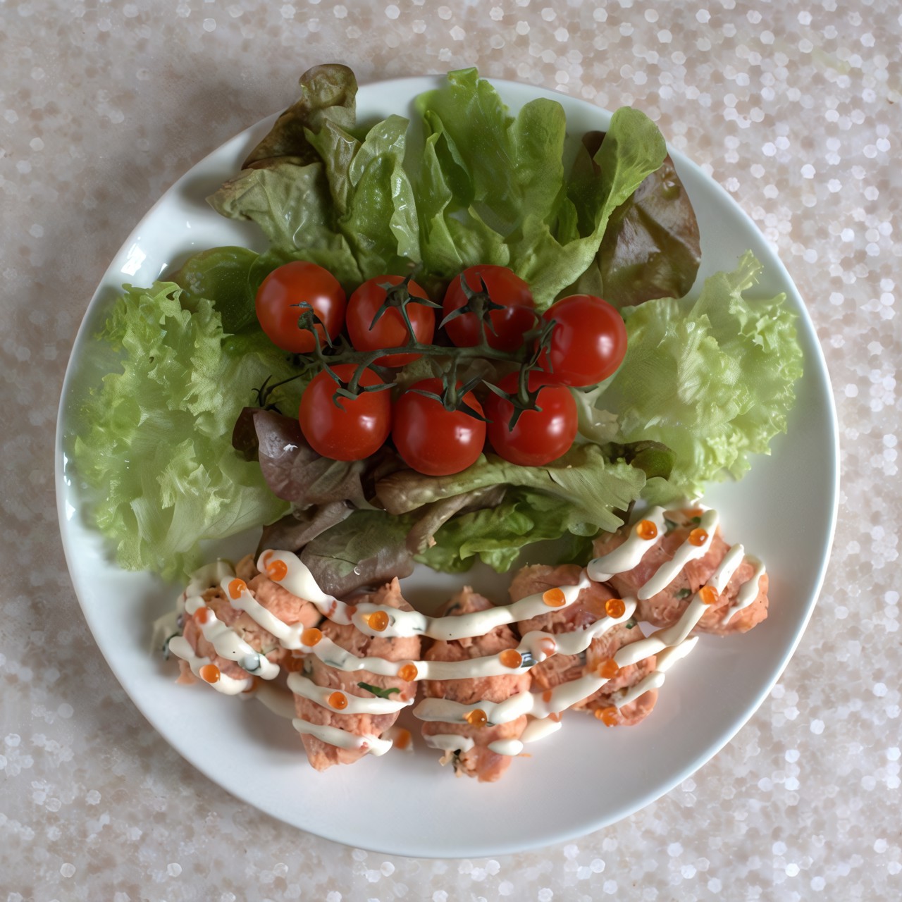 Риет из копченого лосося с соусом из красной икры