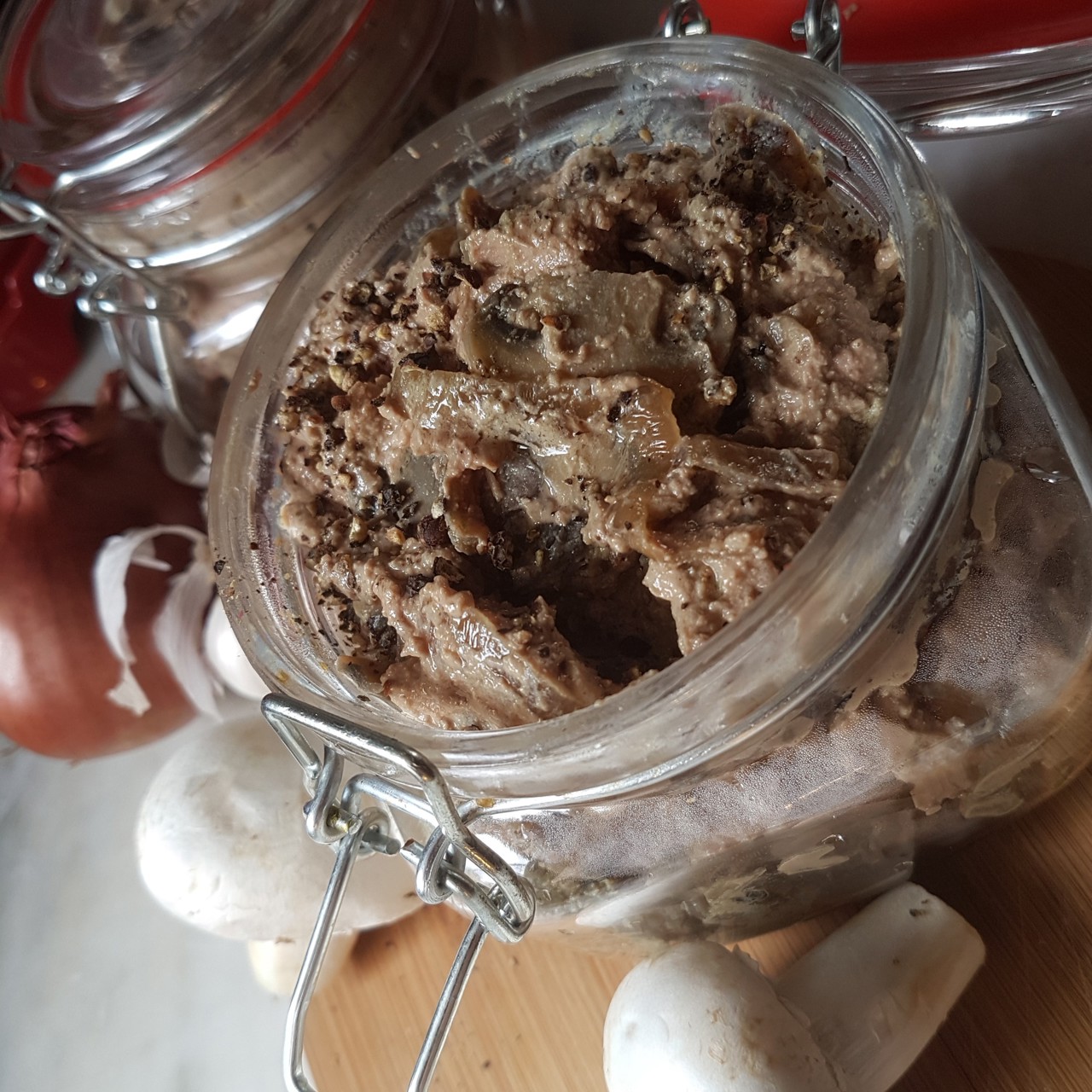 Риет из куриной печени с грибами и карамелизированным луком