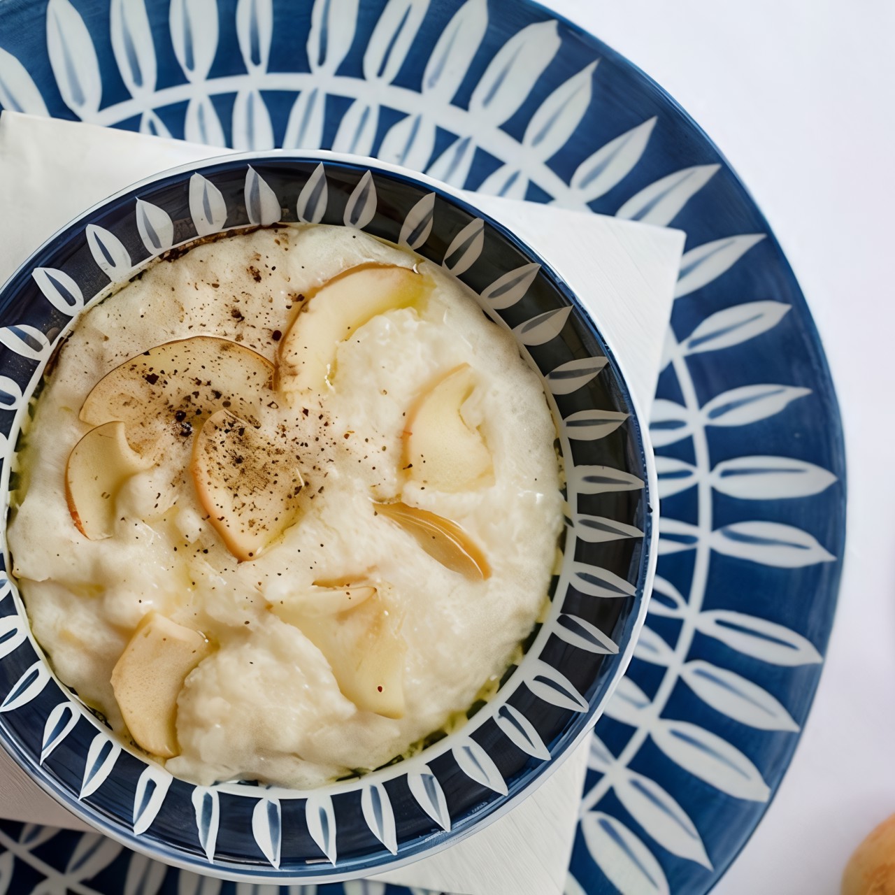 Рисовая каша с корицей и яблоками