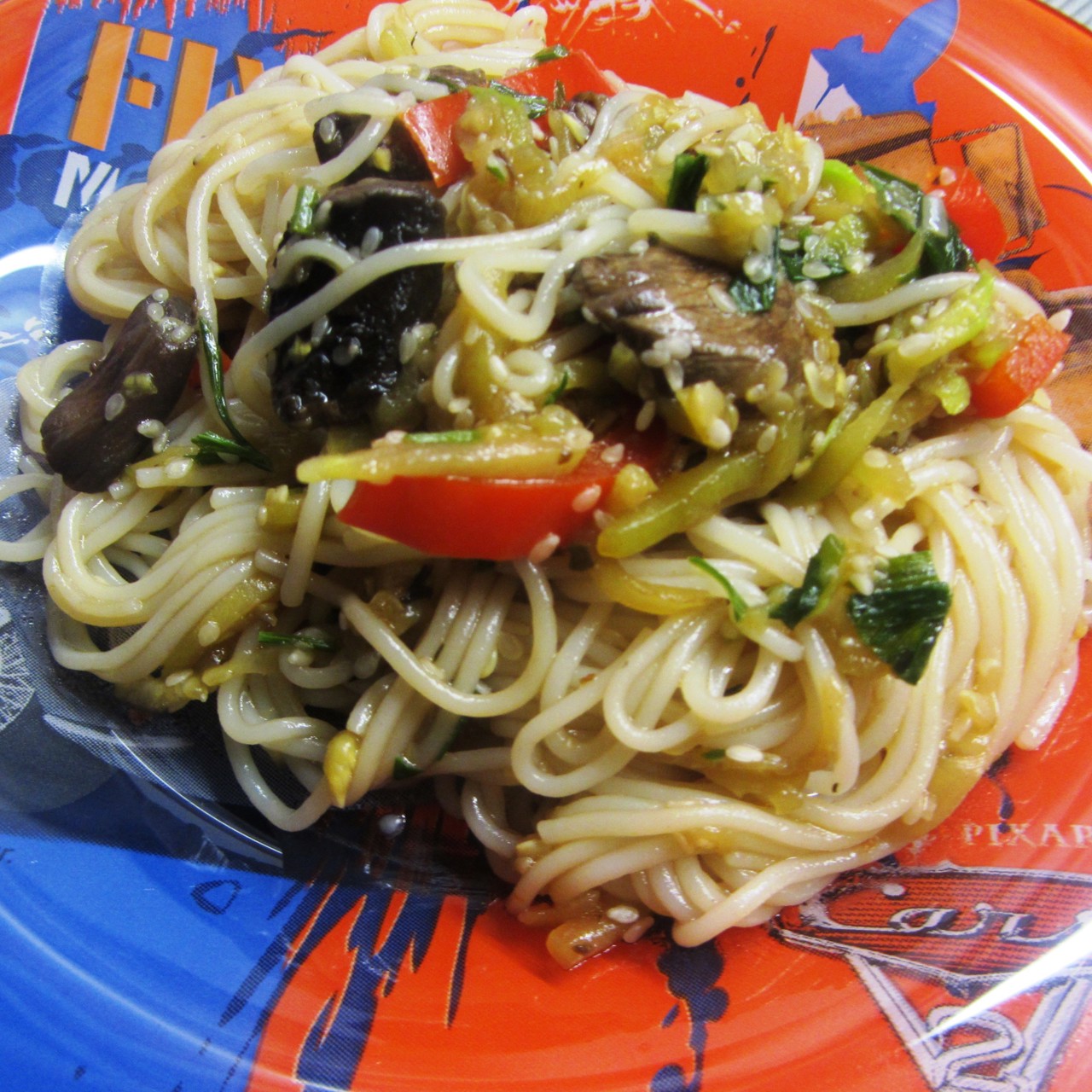 Рисовая лапша с сладким перцем и кабачками по-азиатски