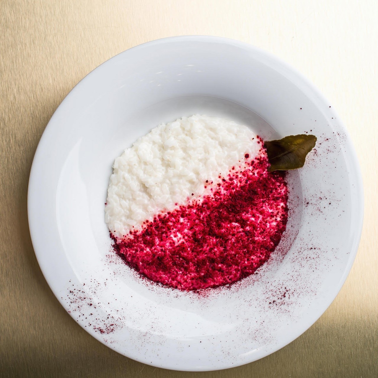 Рисовая каша на кокосовом молоке с каффирским лаймом и свекольной пылью