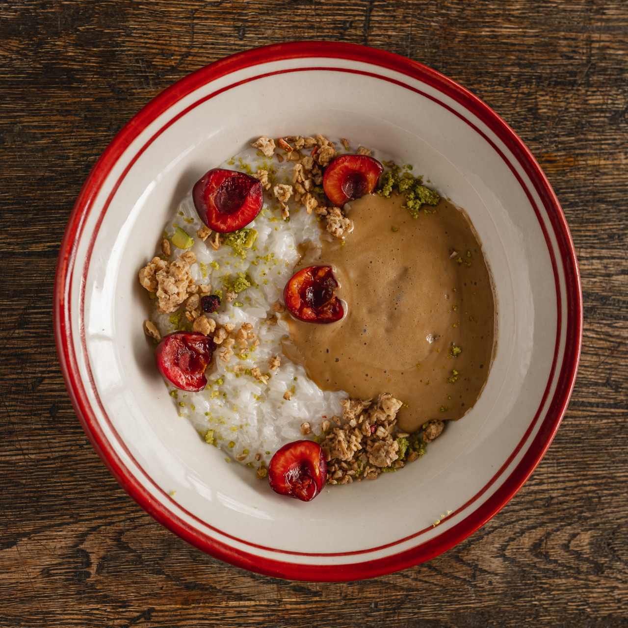 Рисовая каша с черешней и муссом из капучино