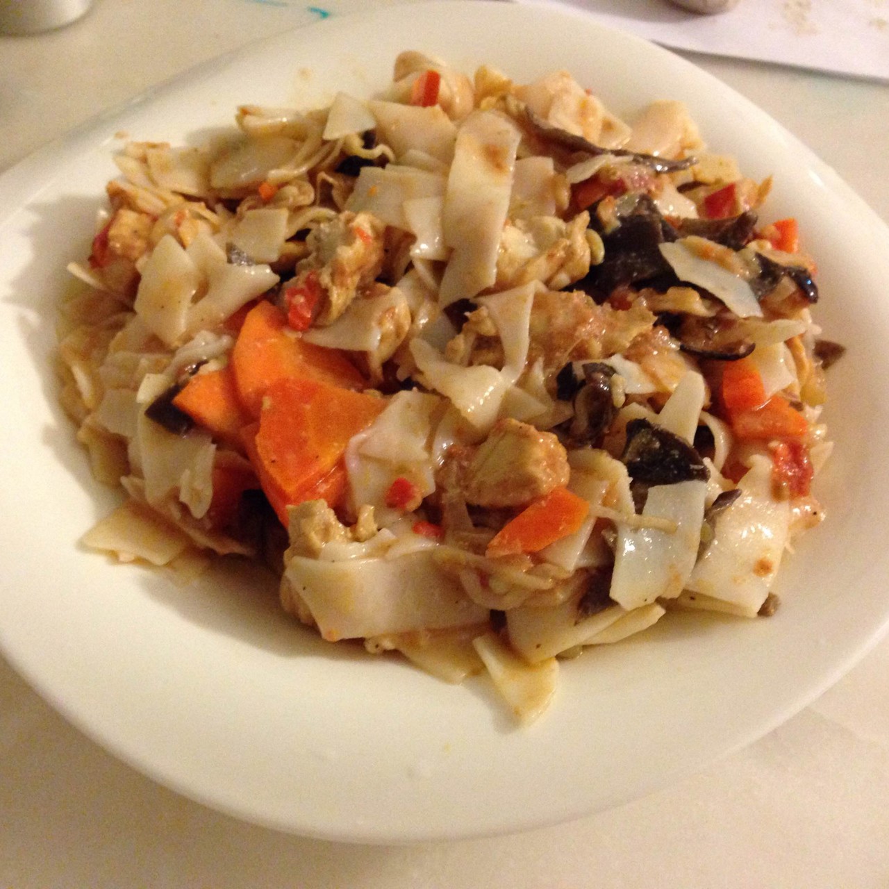 Рисовая лапша с курицей и древесными грибами