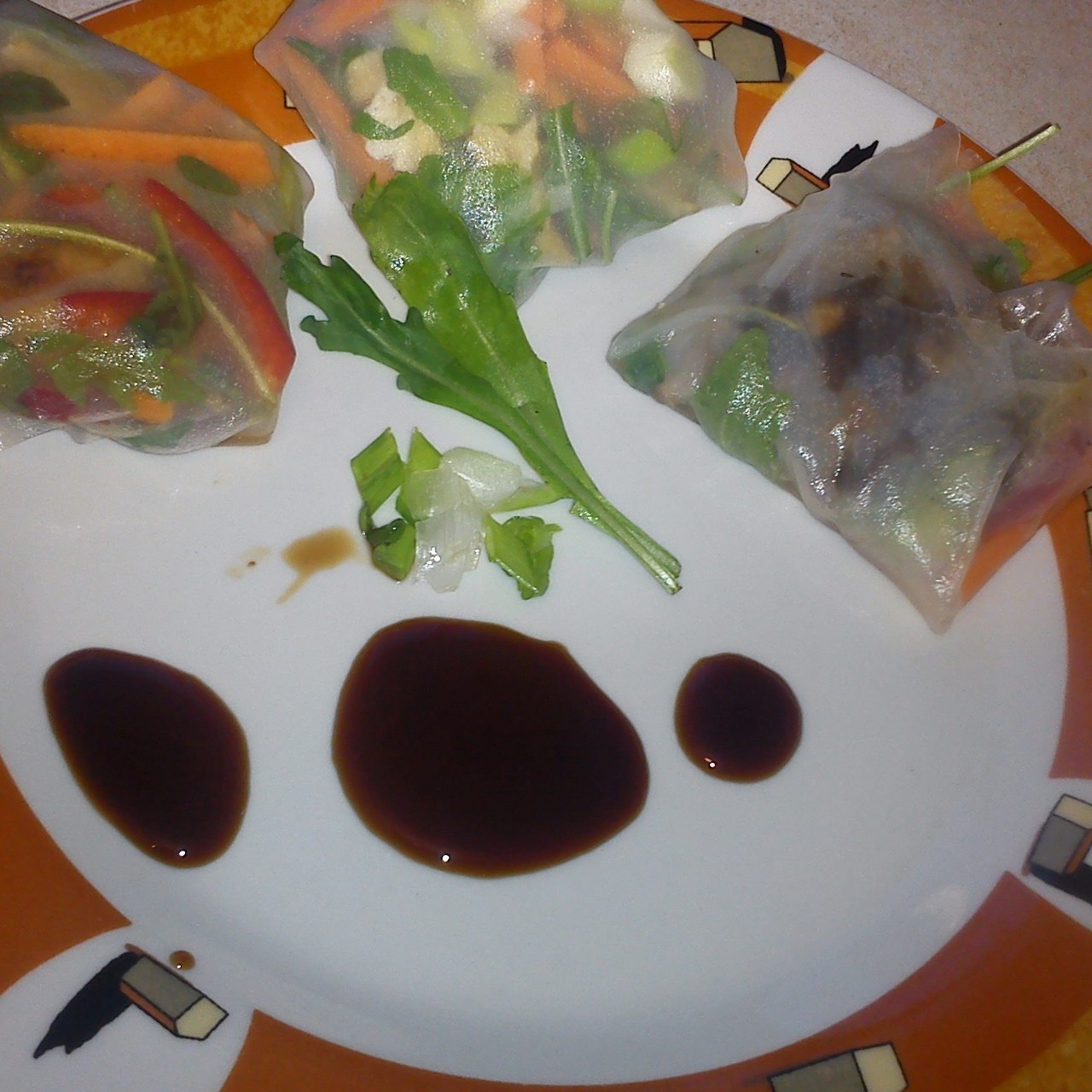 Рисовые блинчики с рукколой, морковью, луком и мясом