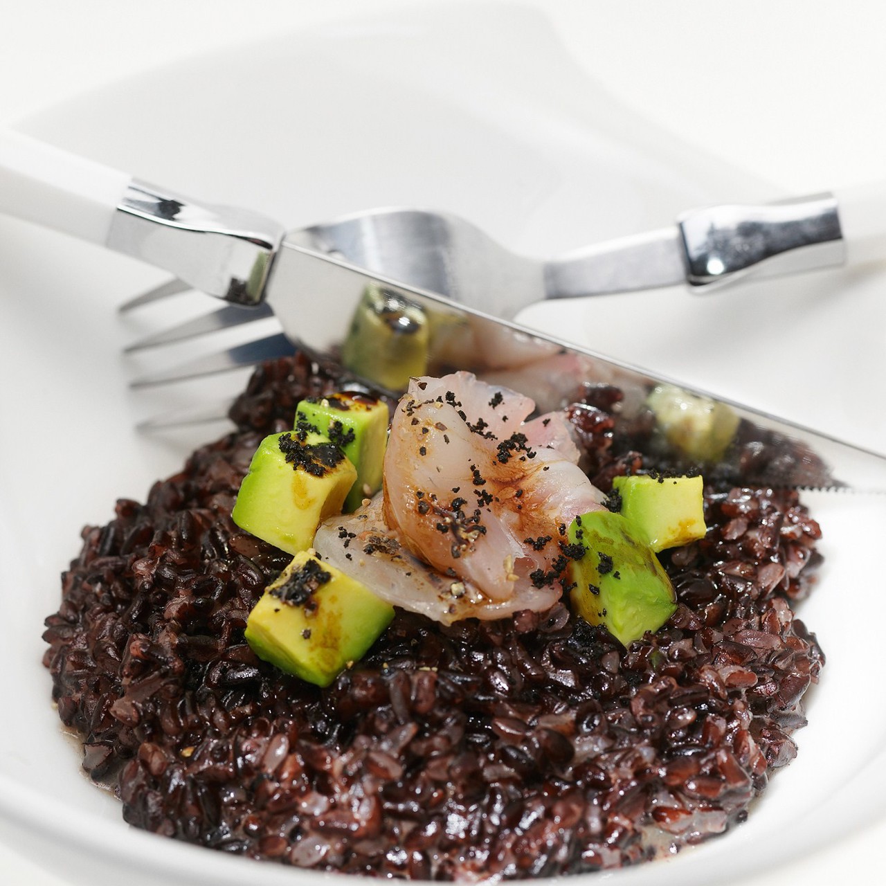 Ризотто из риса венере с авокадо и карпаччо из сибаса