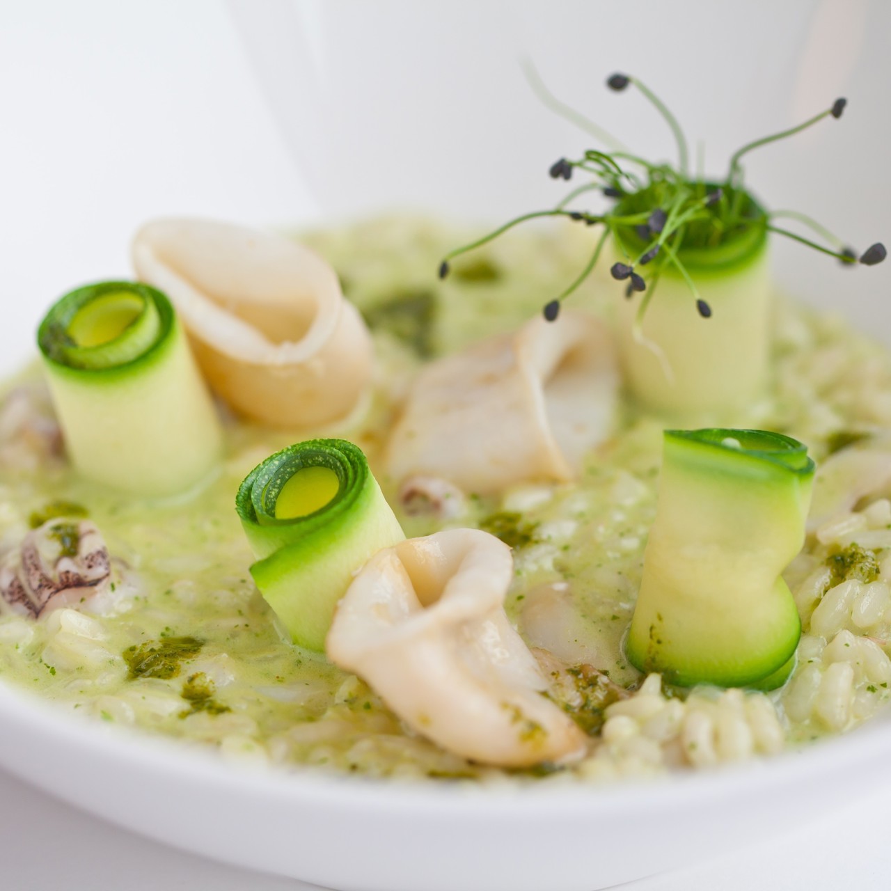 Ризотто с мини-кальмарами, цуккини и соусом песто