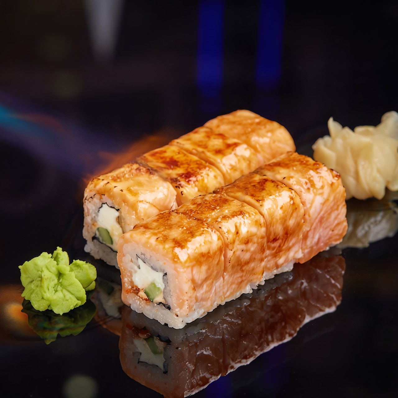 Ролл «Филадельфия» в карамели с красной икрой