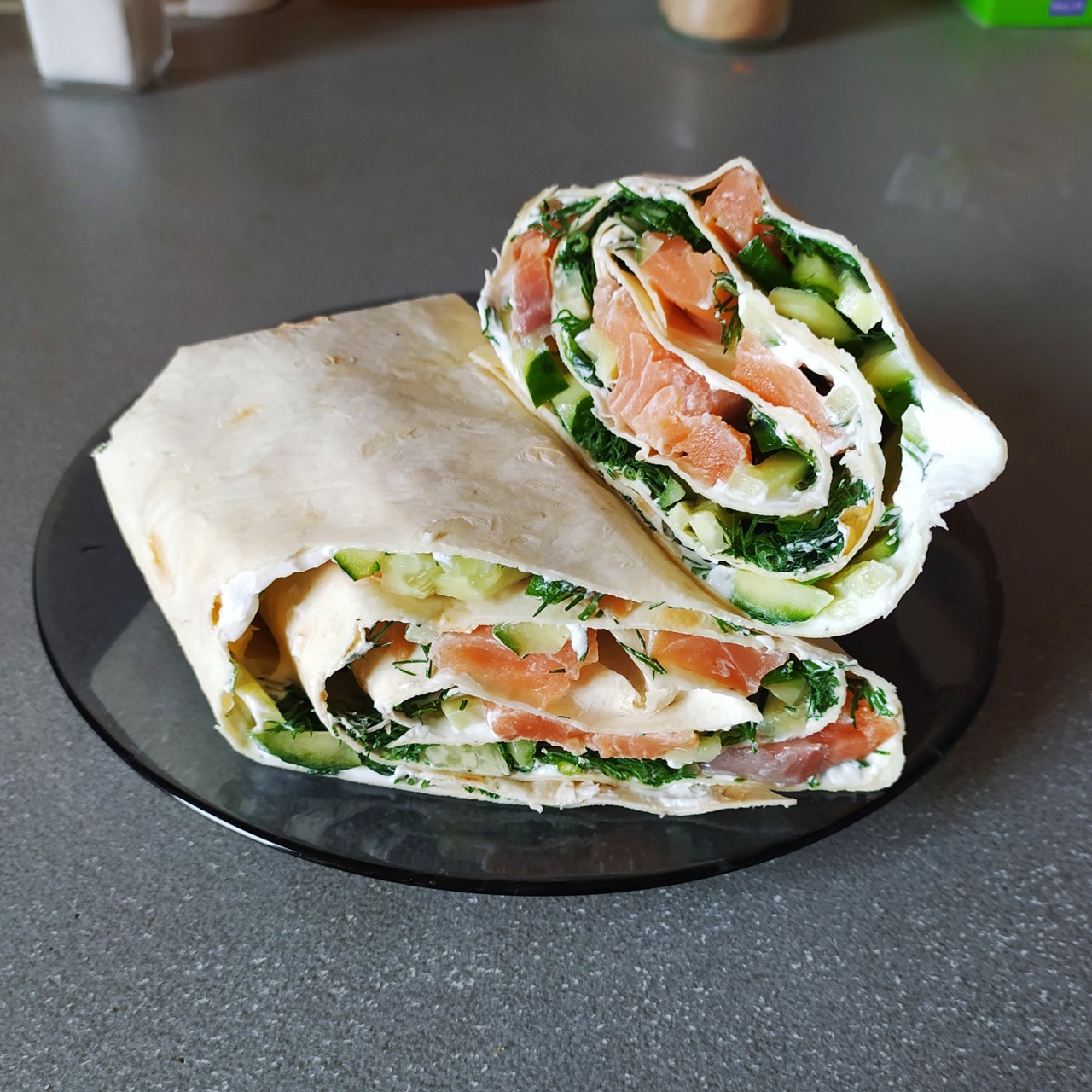 Ролл из лаваша со слабосоленой семгой