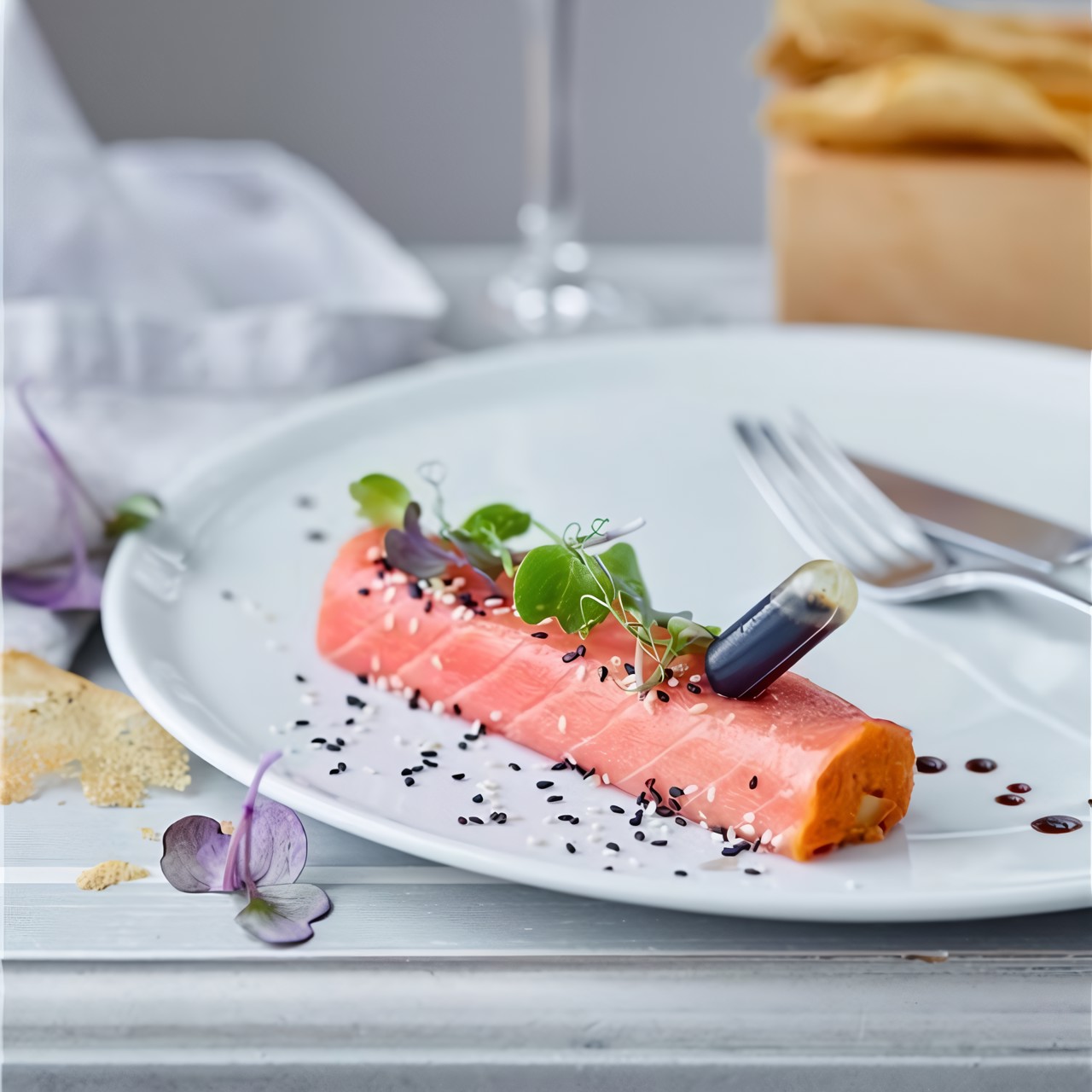 Ролл из тунца с печеным бататом и соусом терияки