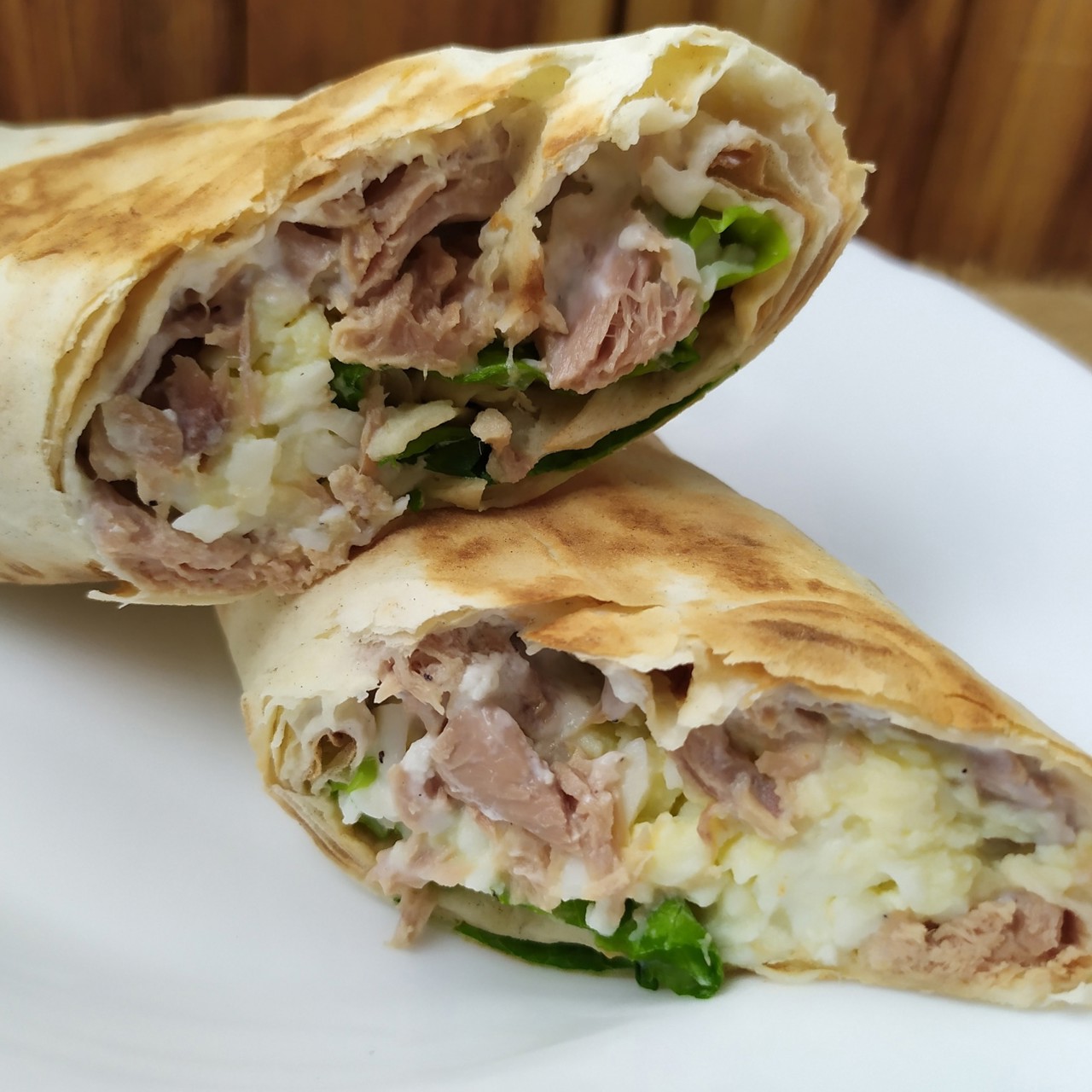 Ролл из лаваша с тунцом, яйцом и листовым салатом