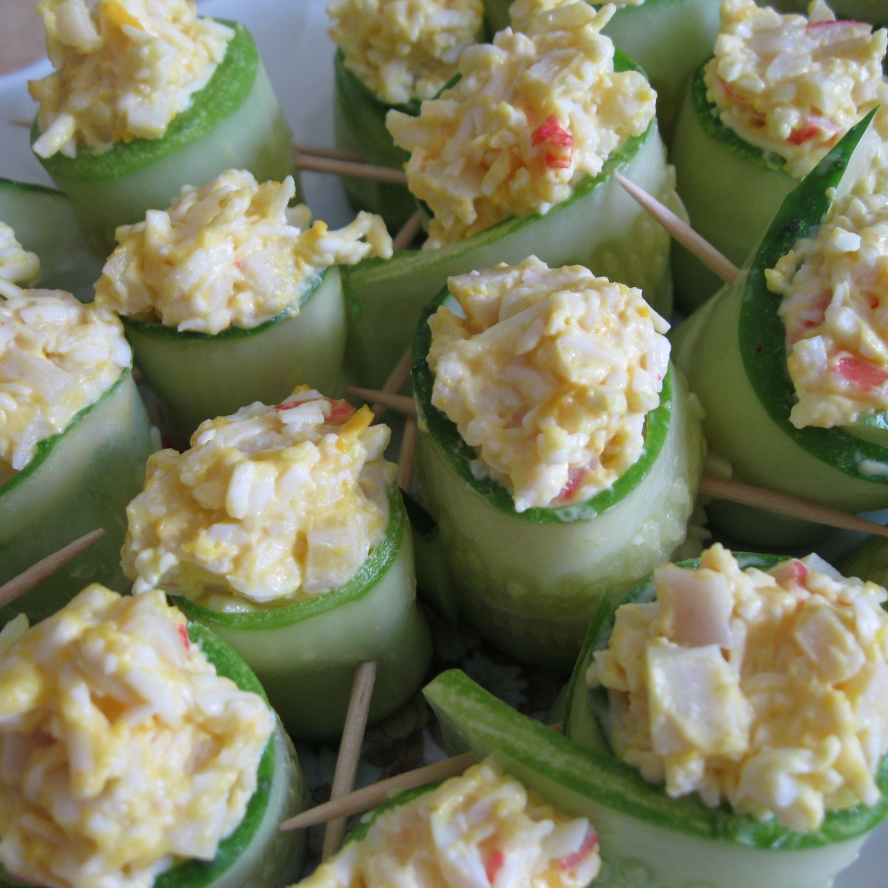 Роллы из огурца с крабовыми палочками