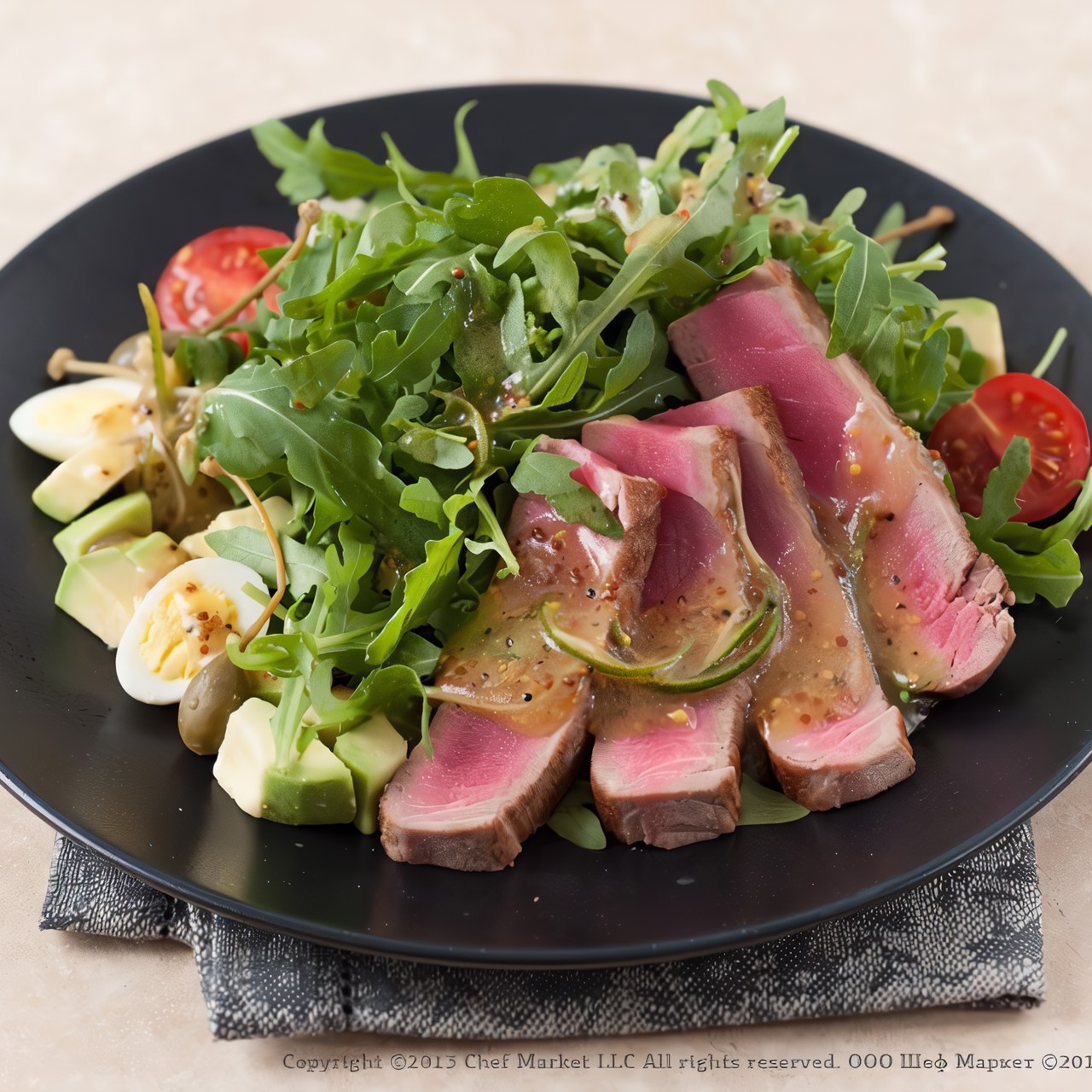 Руккола с тунцом в имбирно-лаймовом соусе