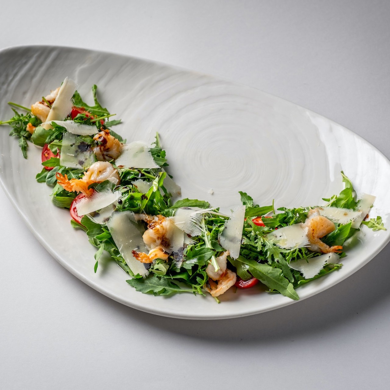 Рукола с жареными креветками