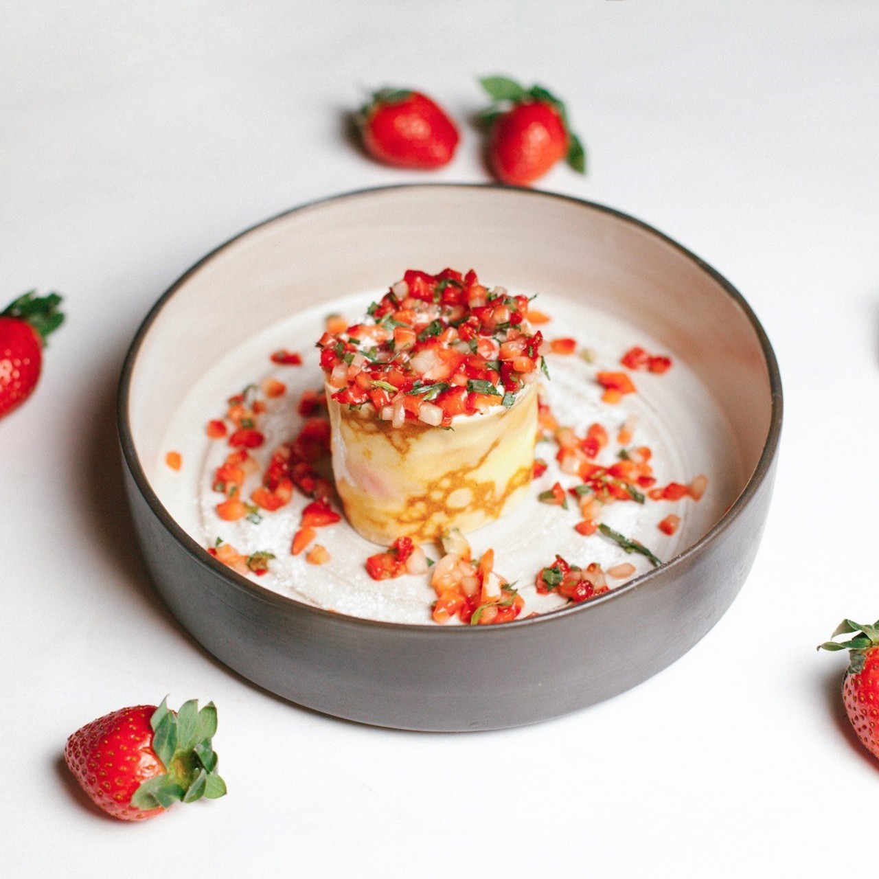 Блинный рулет с надуги и тартаром из клубники