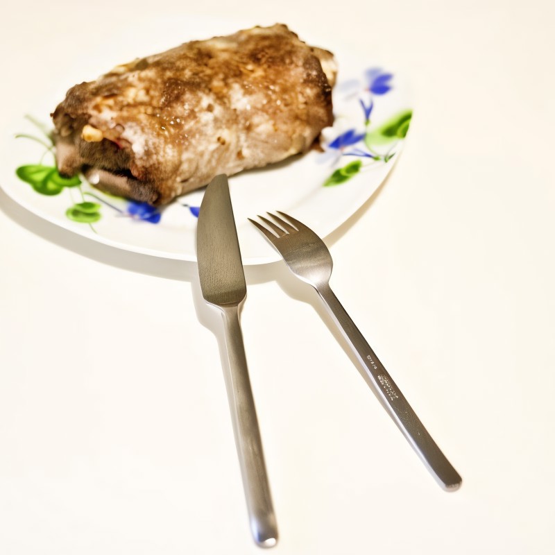 Рулет из говядины с начинкой из бекона и яйца