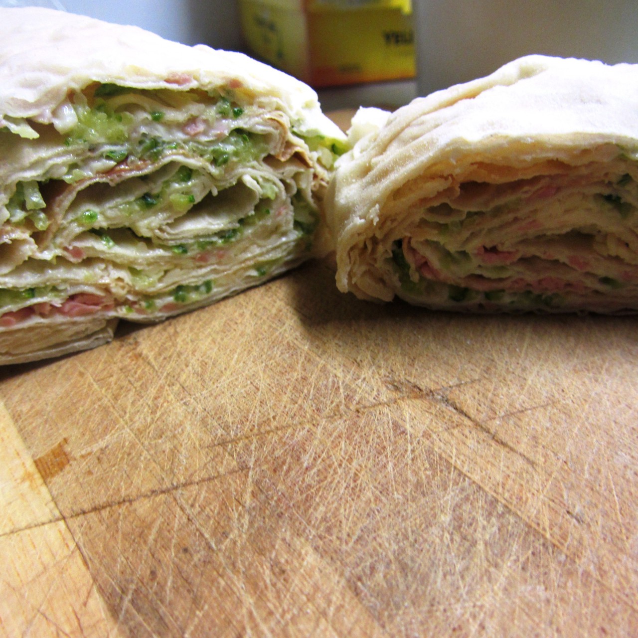 Рулет  из лаваша с сыром и копченой колбасой