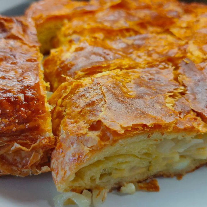 Рулет с луком сыром и яйцом