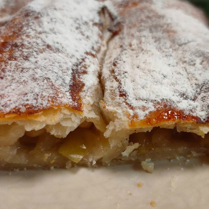 Рулет с яблоком и корицей