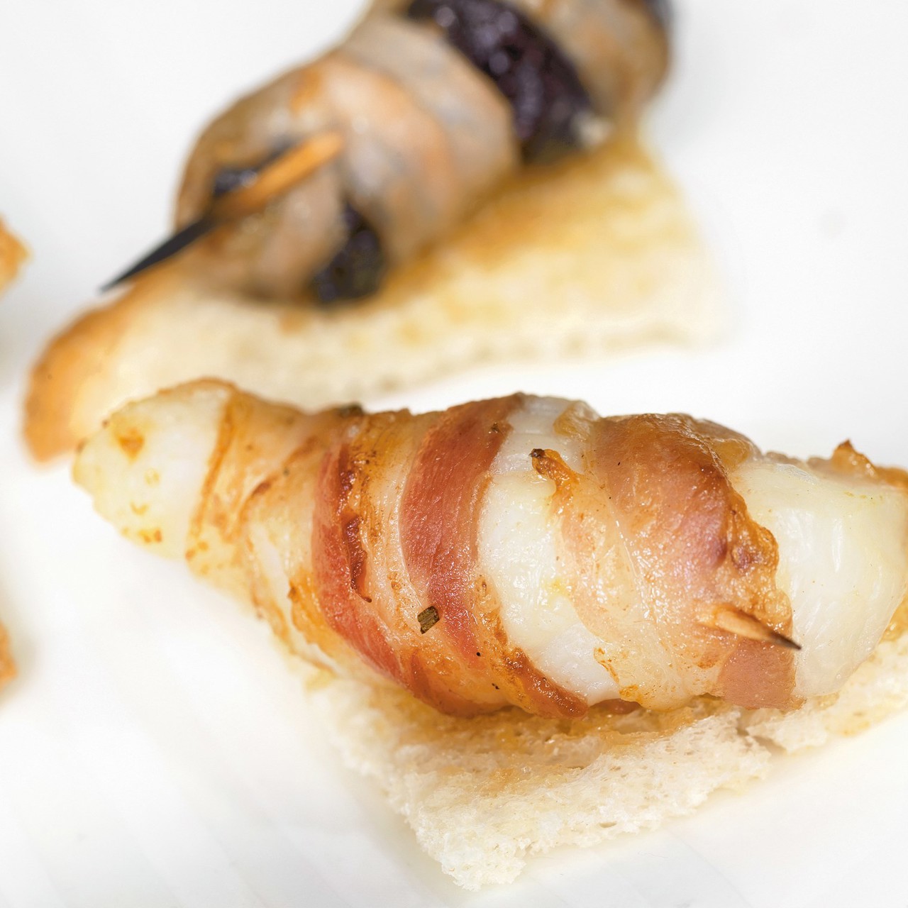 Рулеты из гребешков и чернослива