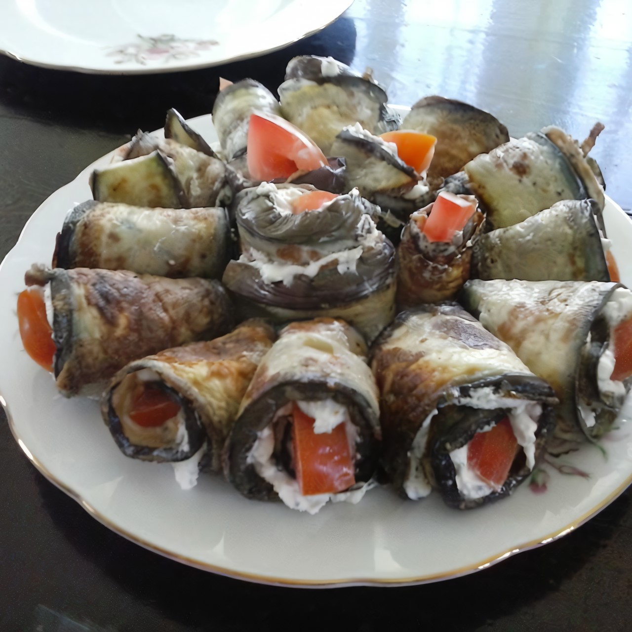 Рулетики из баклажанов с брынзой и помидорами