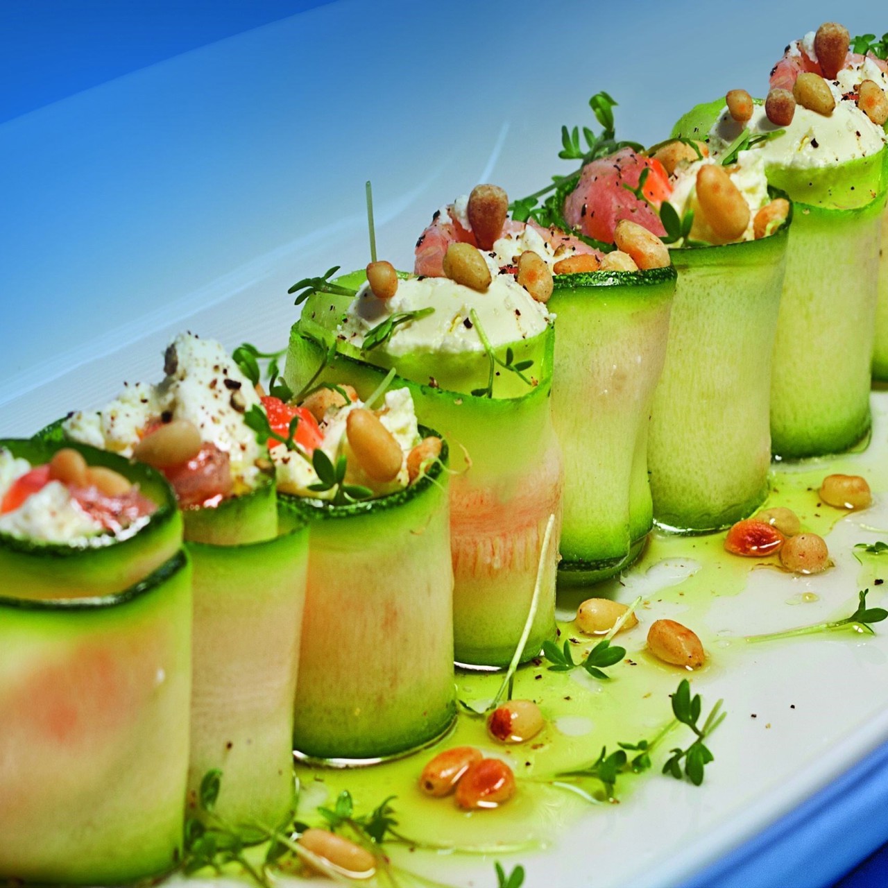 Рулетики из цукини с семгой