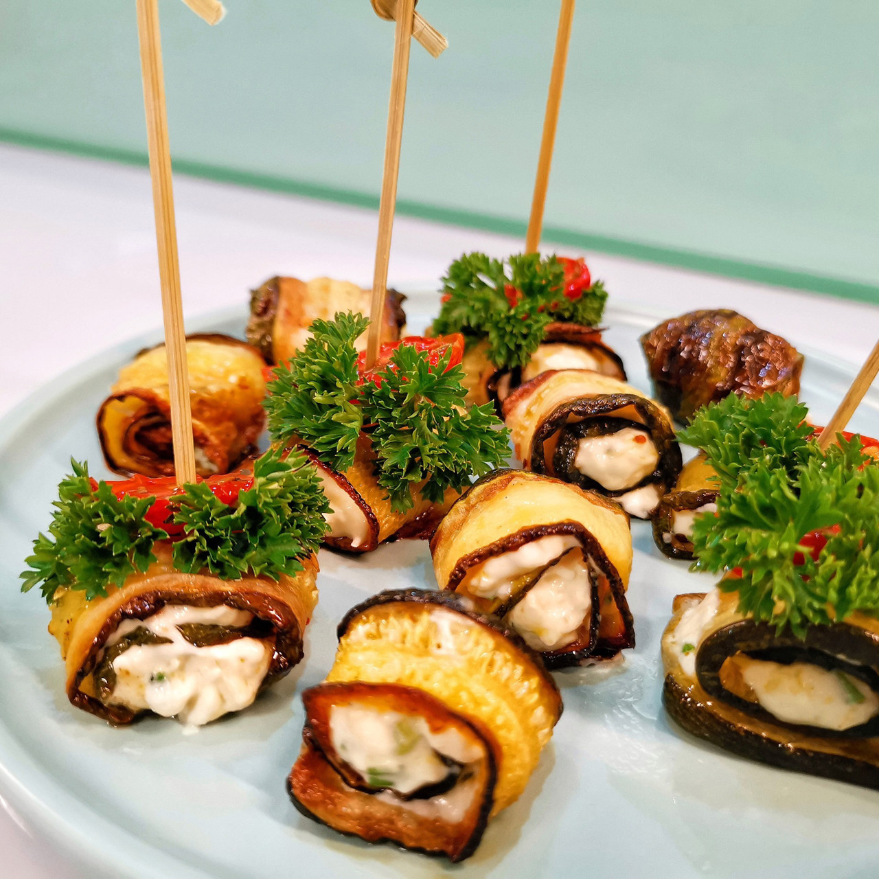 Рулетики из кабачка с нежной чесночно-сырной начинкой