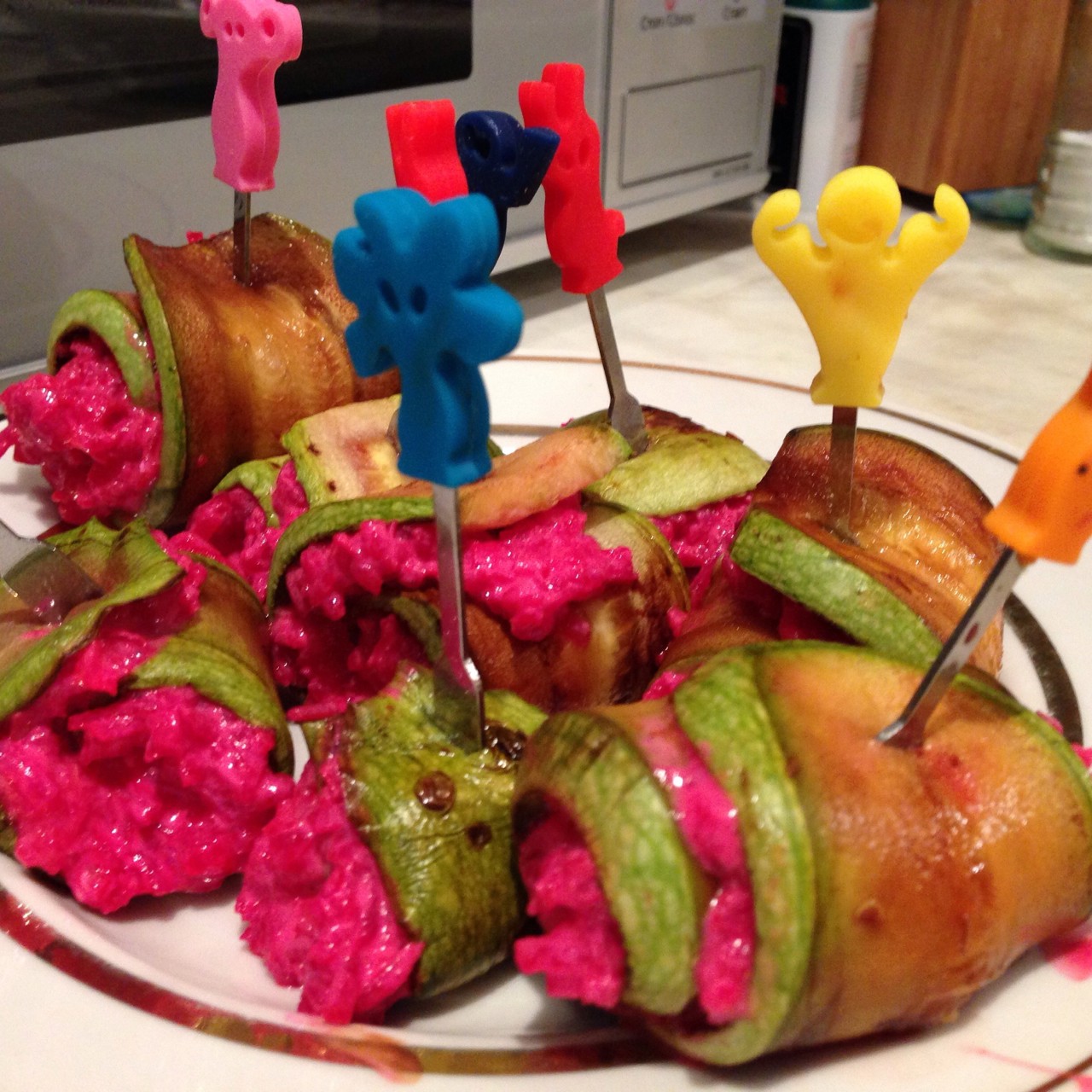 Рулетики из кабачка со свекольной начинкой