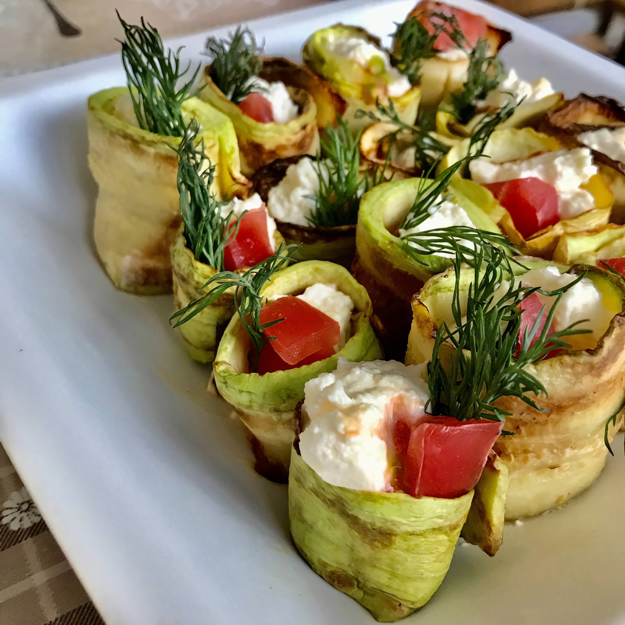 Рулетики из кабачков с помидорами