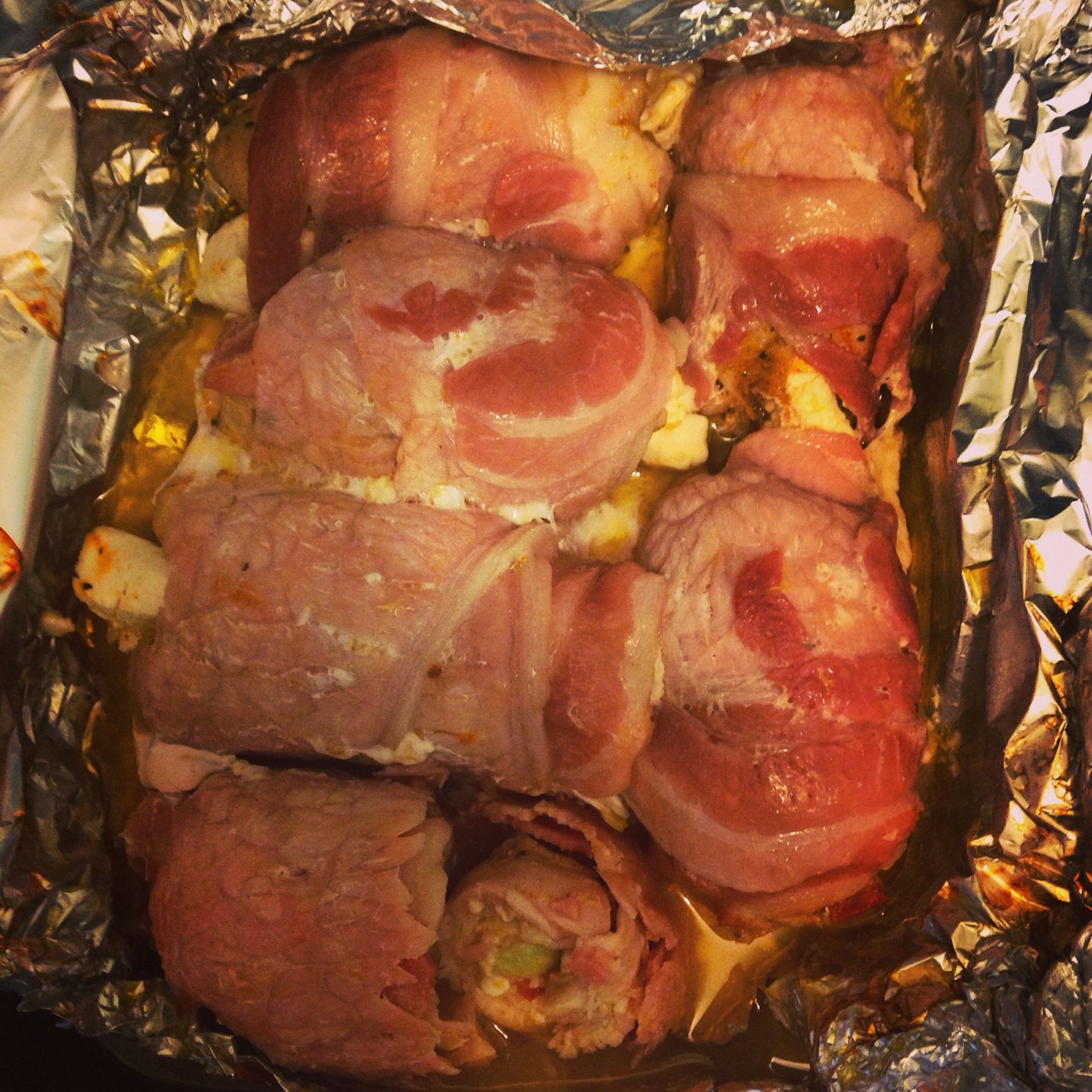 Рулетики из куриного филе в беконе с сыром фета и помидорами