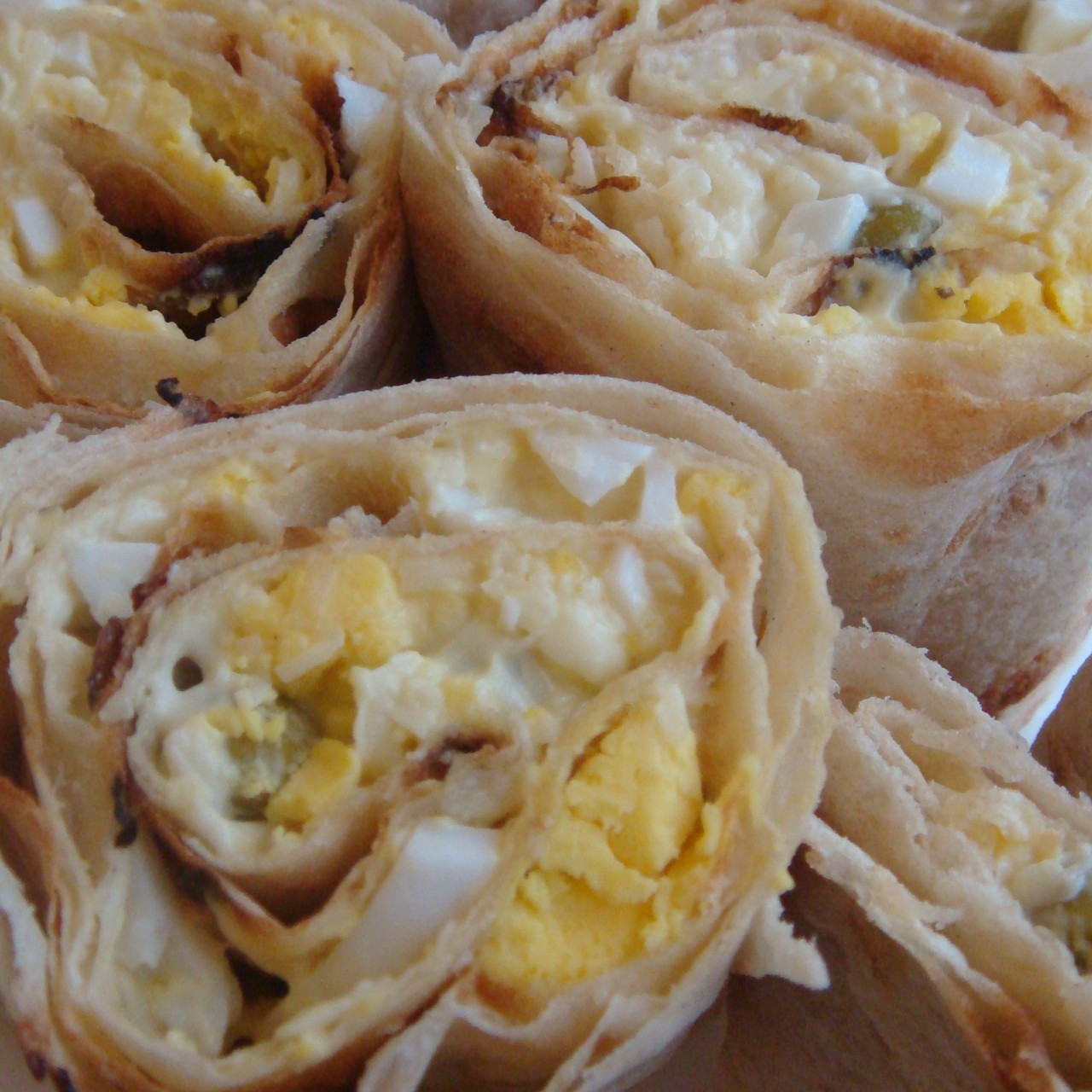 Рулетики из лаваша с сырным соусом