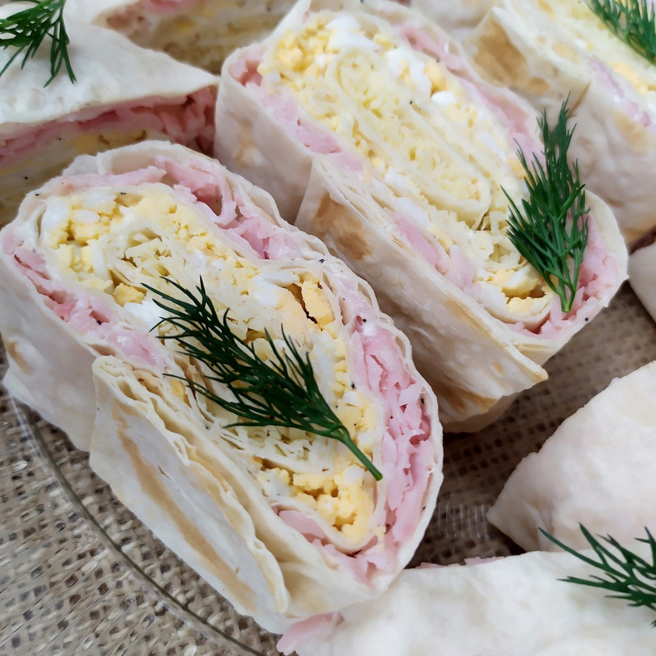 Рулетики из лаваша с ветчиной, сыром и яйцом