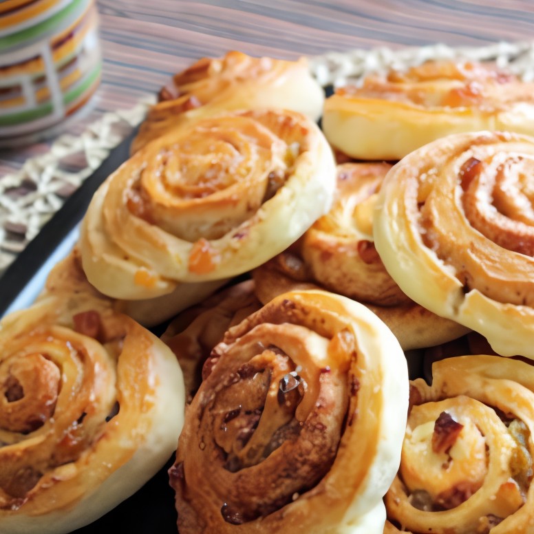 Рулетики с изюмом и корицей