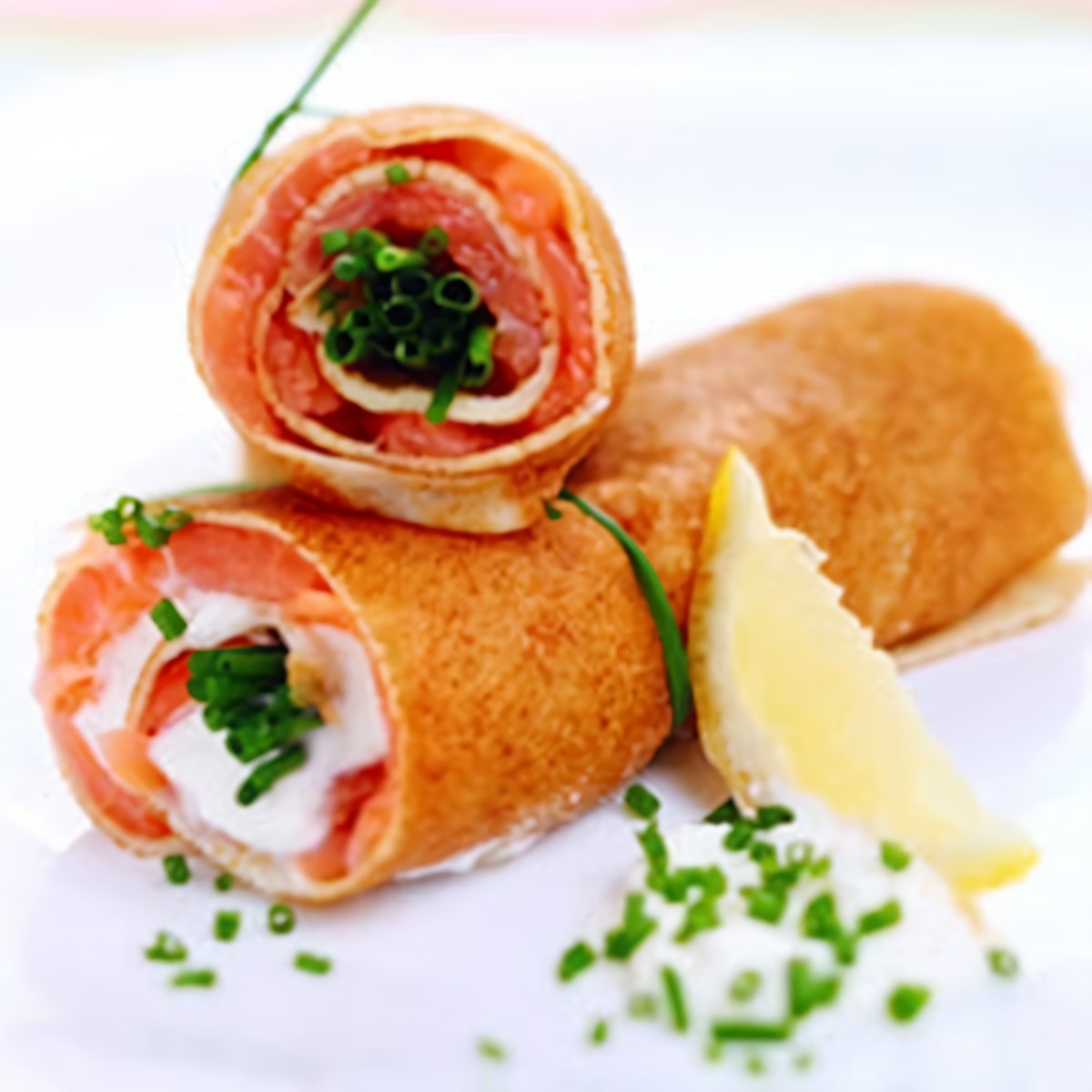Рулетики с лососем