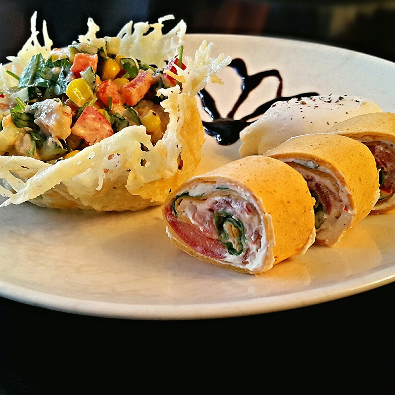 Рулетики с овощами и салат с креветками в сырной корзинке