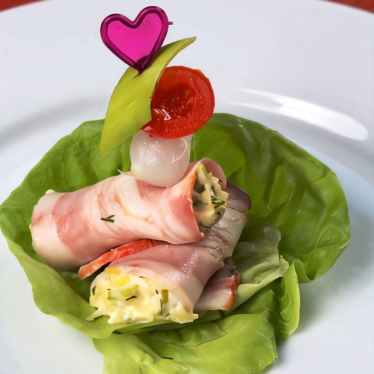 Рулетики с ветчиной и авокадо