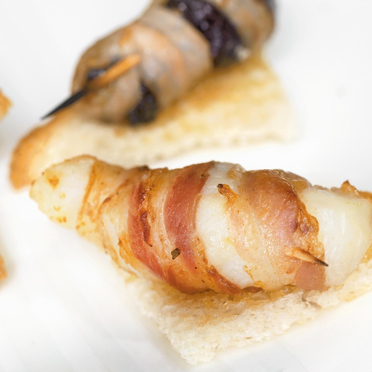 Рулеты из гребешков и чернослива на тостах