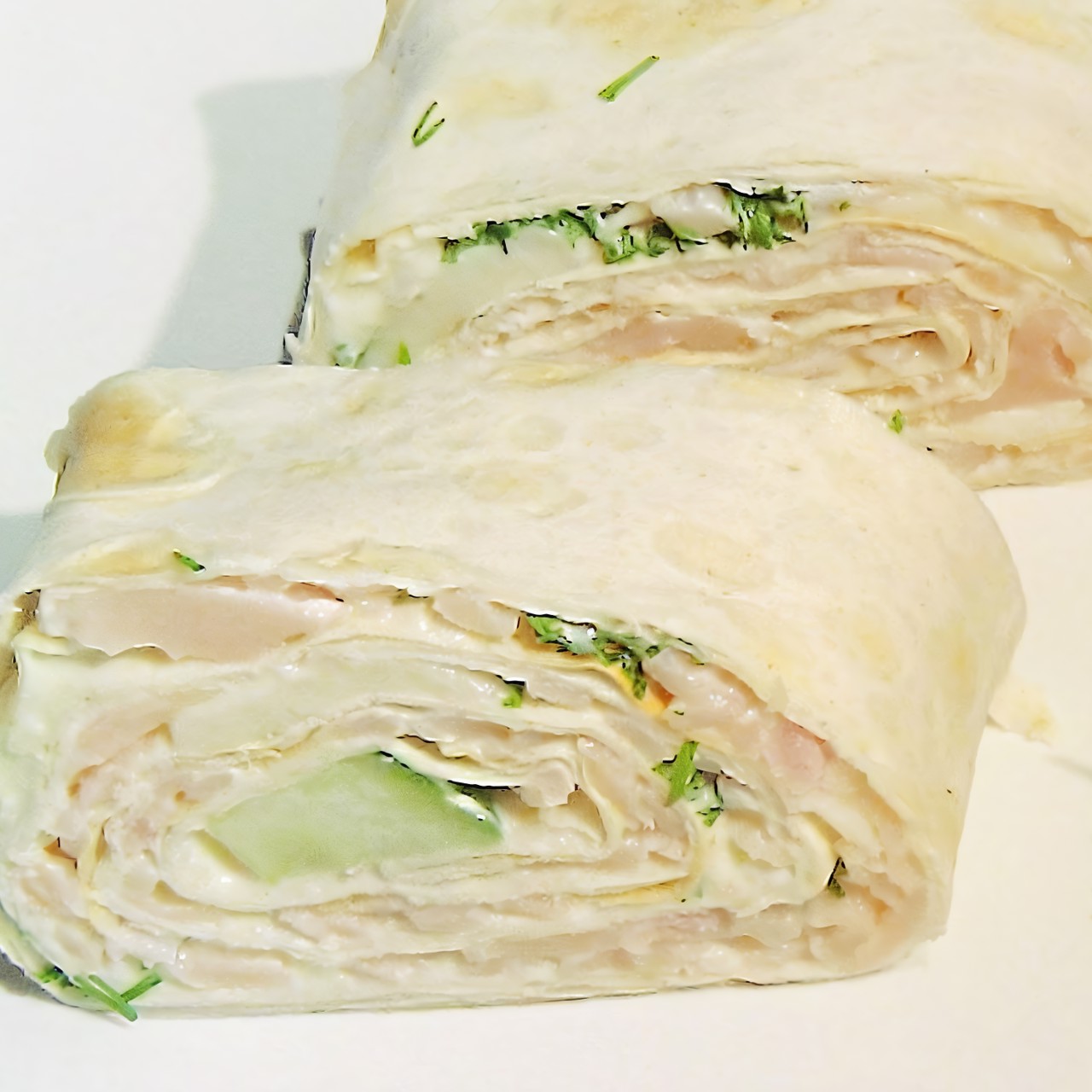 Рулеты из лаваша с ветчиной, сыром и огурцом